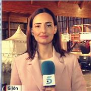 Profesora comunicación redacción y televisión ante cámara directos informativos actualidad